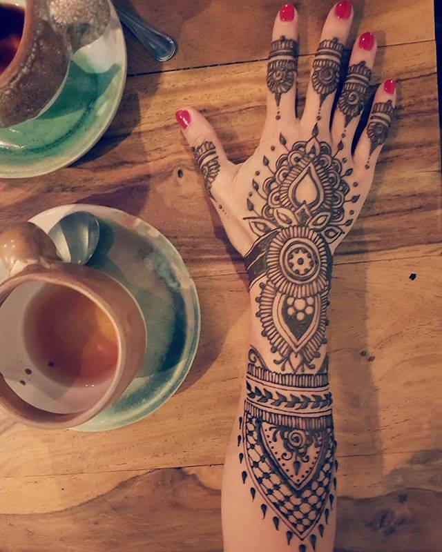 Este lunes, ven a #ElHarén a divertirte con tus amigos y de paso... tatúate con Henna la mano o el brazo 😁