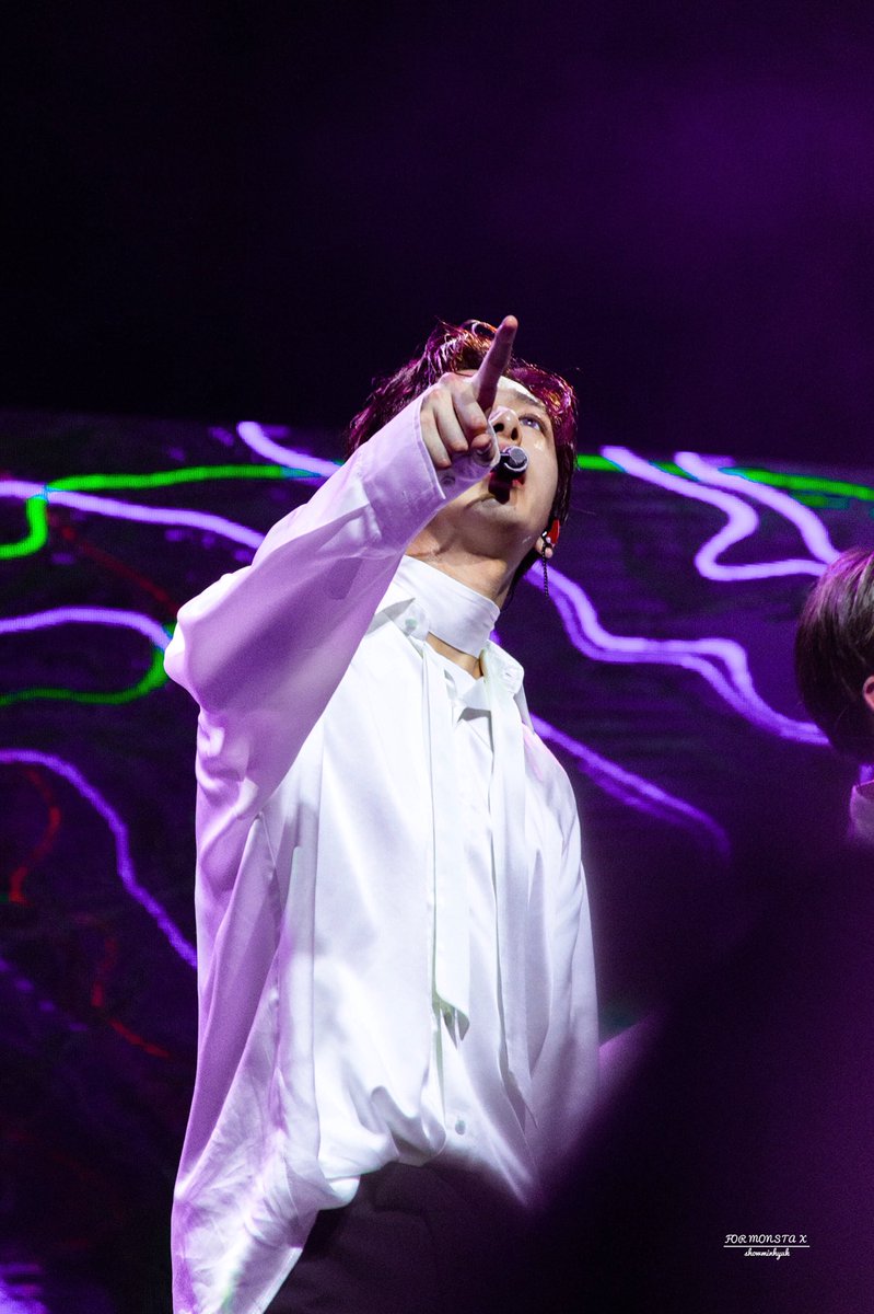 imckkungg's tweet photo. 【HD】180303 HSBC SPECIAL SHOW

it doesn’t matter whether is it high quality or low quality, you still look like a god that catches everyone’s attention 😱

 #HYUNGWON #MONSTA_X #MONSTAXinSG #MONSTAXHSBC #형원 #몬스타엑스 @OfficialMonstaX https://t.co/mJbzsHLApZ