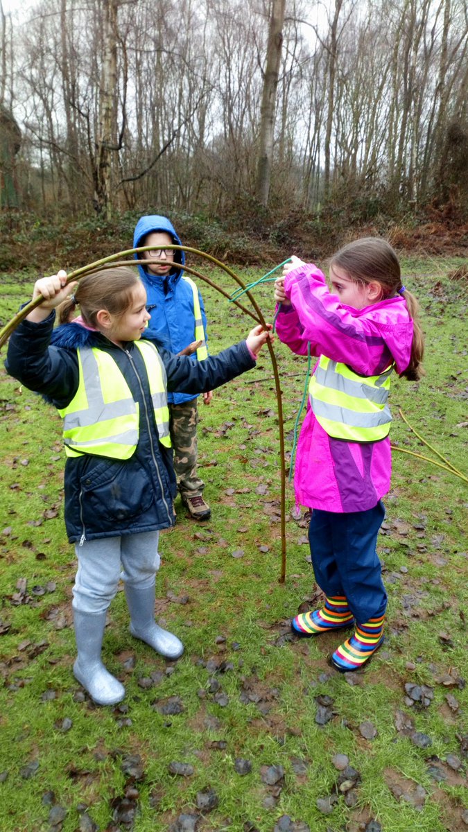 LindenPrimary's tweet photo. Year 3 creating Stone Age shelters. https://t.co/6vt6Lfrtn7