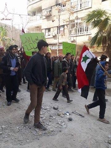 TheFedayist's tweet photo. IMAGES: Thousands of #Syria|n inhabitants of ‘rebels’-held towns of #Hazza, #Hamuriyah, #KafrBatna, #Saqba & #Jisrin march in support of ‘#Assad Regime’, praising ‘regime forces’ with placards. (12 march 2018) #Ghouta https://t.co/ysdKlTHlH8