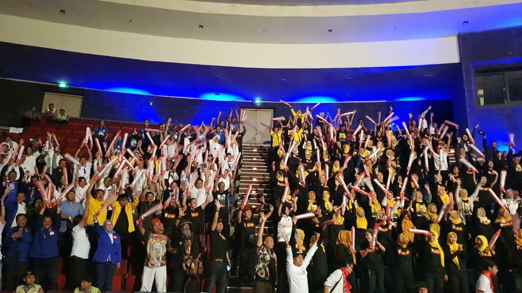 SusiPujianty's tweet photo. Dapat kiriman gambar debat cagub jabar dilokasi, luar biasa dukungan untuk #DM4JabarTuntas https://t.co/p6aV8Zqbrg