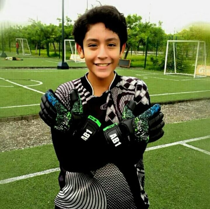MB1Ecuador's tweet photo. Así luce nuestro pequeño guardameta Alejandro Balon @alerockbsc2005 feliz de usar sus MB1 en cada partido.
#SomosMB1💪💪💪 https://t.co/lH8EU88QyZ