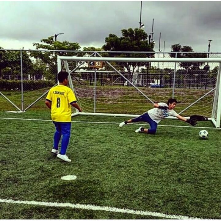 MB1Ecuador's tweet photo. Así luce nuestro pequeño guardameta Alejandro Balon @alerockbsc2005 feliz de usar sus MB1 en cada partido.
#SomosMB1💪💪💪 https://t.co/lH8EU88QyZ