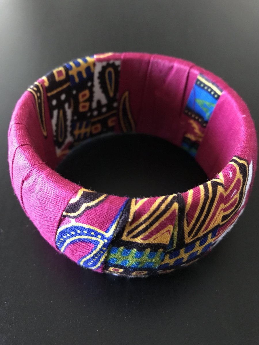 sunafricastore's tweet photo. Accessorize!💫
African fabric bangle❣️
https://t.co/rmvJuEm5qL 
 #africanfabric #accessories #africanjewelry #handmadejewelry #madeinsenegal #sunuafrica #africanprints #handmade #ankaraprint #tissuwax https://t.co/WZFoBs7PZK