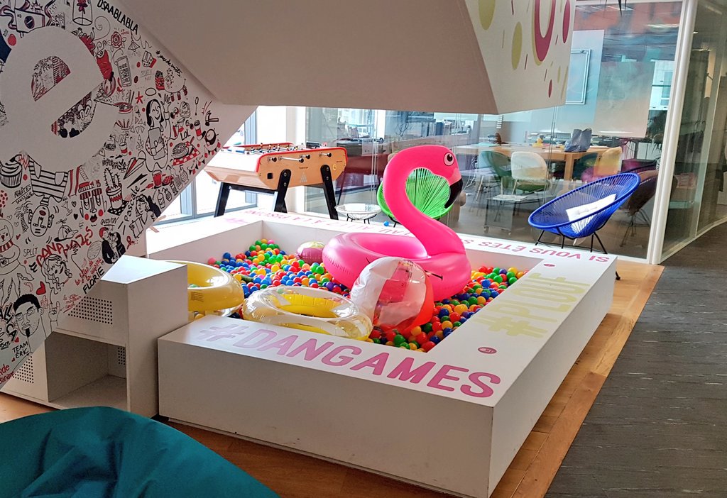 Marjo's tweet photo. Aujourd'hui j'ai découvert les locaux de @MKTGFrance (groupe @dentsuaegisFR) et leur superbe piscine à balles ! Je me suis un peu sentie comme à la maison du coup. 🏊‍♀️🤹‍♀️
Alors, plutôt #TeamPiscine comme @MKTG, ou #TeamJacuzzi comme @linkvalue ? https://t.co/SvIfDSv9vN