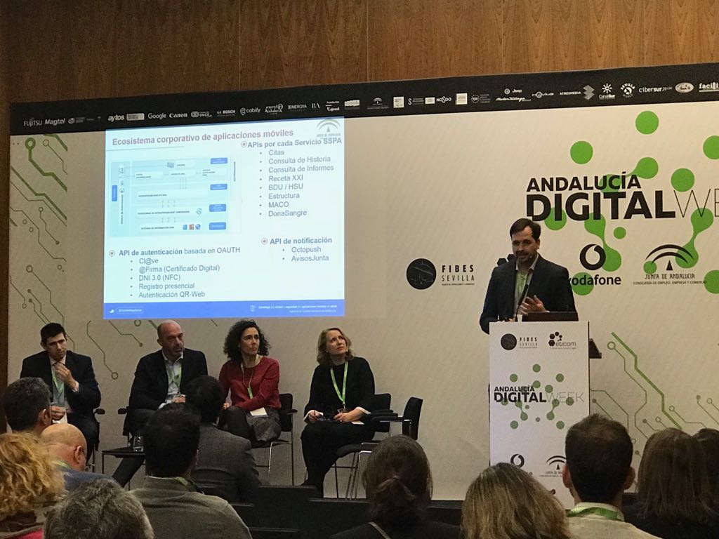 GraciaCatalina_'s tweet photo. Javier Ferrero, Director de Sistemas y Tecnologías de la Agencia de Calidad Sanitaria de @AndaluciaJunta, nos adelanta los nuevos servicios móviles al ciudadano que ya se están poniendo en marcha y en pocas semanas podremos tener acceso. https://t.co/GBXG9HZa0Z