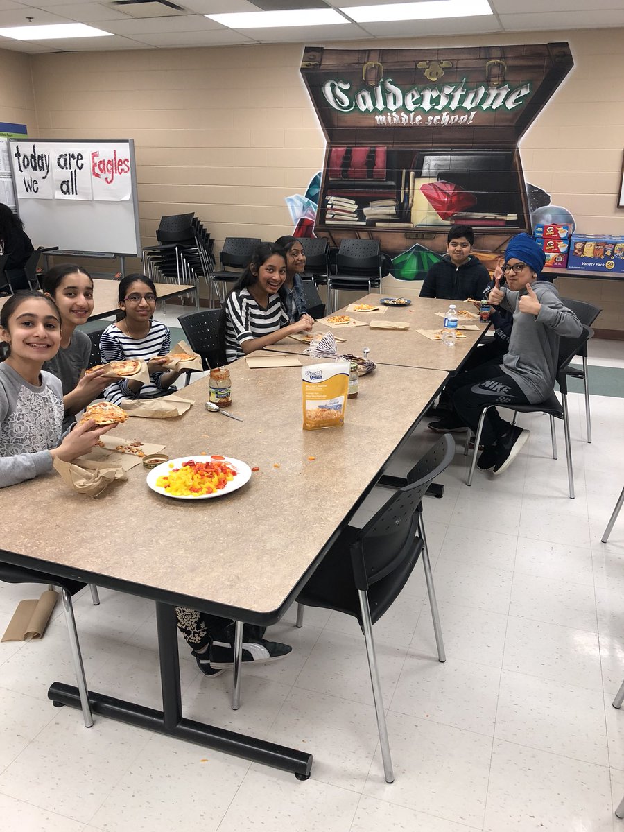 jaimeelaf's tweet image. Cutting our personal pizzas into fractions at  Camp I Can! 😋⭐️ @MsShieldsDance @CalderstoneMS  #marchbreakfun