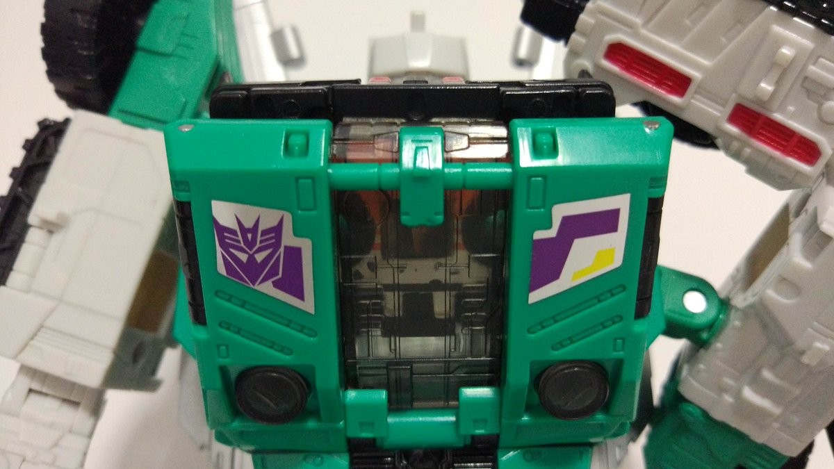 transformersad's tweet image. #Transformers #Toyhack: You can fold (Titans Return) Sixshot's chest to form an open cassette compartment similar to Soundwave's eject mode. #TransformersAD