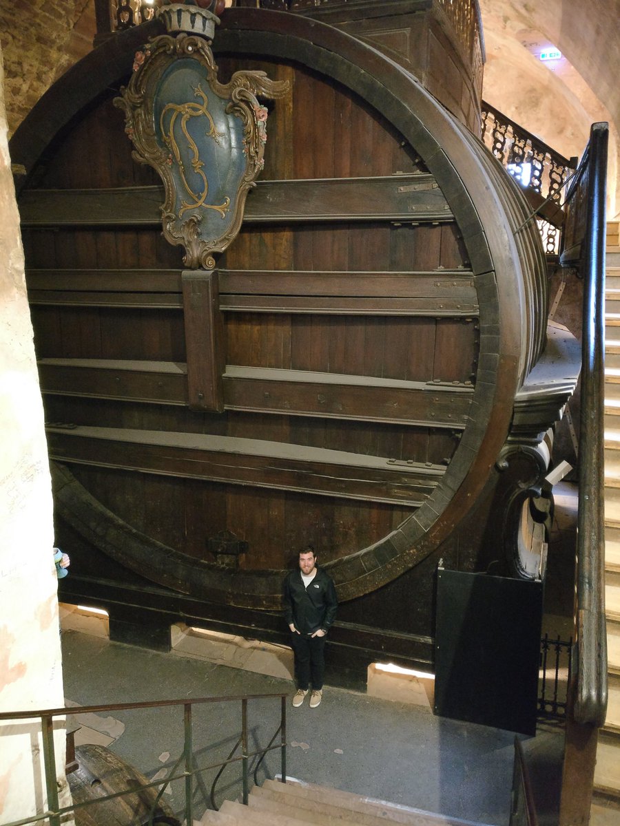 Heidelberg Kalesi'ndeki 220 bin litrelik şarap fıçısı ve ölçek olarak ben. Fıçı Viktor Hugo'nun Sefiller'inden Moby Dick'e kadar bir çok edebi eserde de kendisinden bahsettirmiş. en.m.wikipedia.org/wiki/Heidelber…