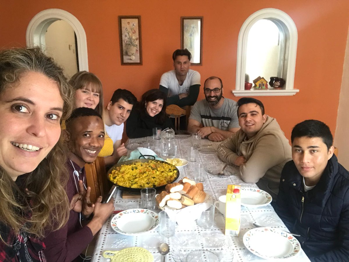 pinardi_oficial's tweet photo. Casa Pinardi-Nicoli está celebrando la fiesta de bienvenida para Seny que se incorpora a la segunda casa del programa de Acogida de #refugiados. Haciendo #hogar y #familia Gracias a @SalesianosSSM e @HijasdlCaridad https://t.co/x6YPGJBgrL