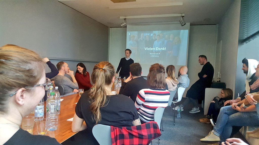 Heute gibt's Input von "Social Media Wunderkind" <a href="/EinfachCharles/">Charles</a> und seinen Kollegen von <a href="/tubeconnect/">tubeconnect media</a>. Ach ja, diese verrückte #GenerationZ... 👼🤷‍♂️ #Mannschaftstraining #teamwork #wirsinddochalleminimillennials