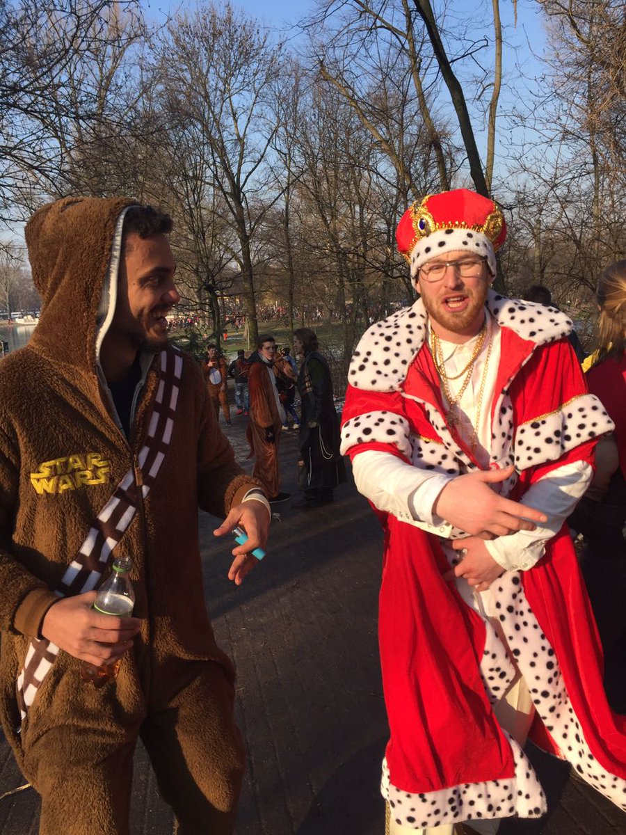 SpazzyMoise's tweet photo. Wookies, Kings &amp; Fairies #karneval #koln #colonge #wookie #starwars https://t.co/ESjns7hYrU