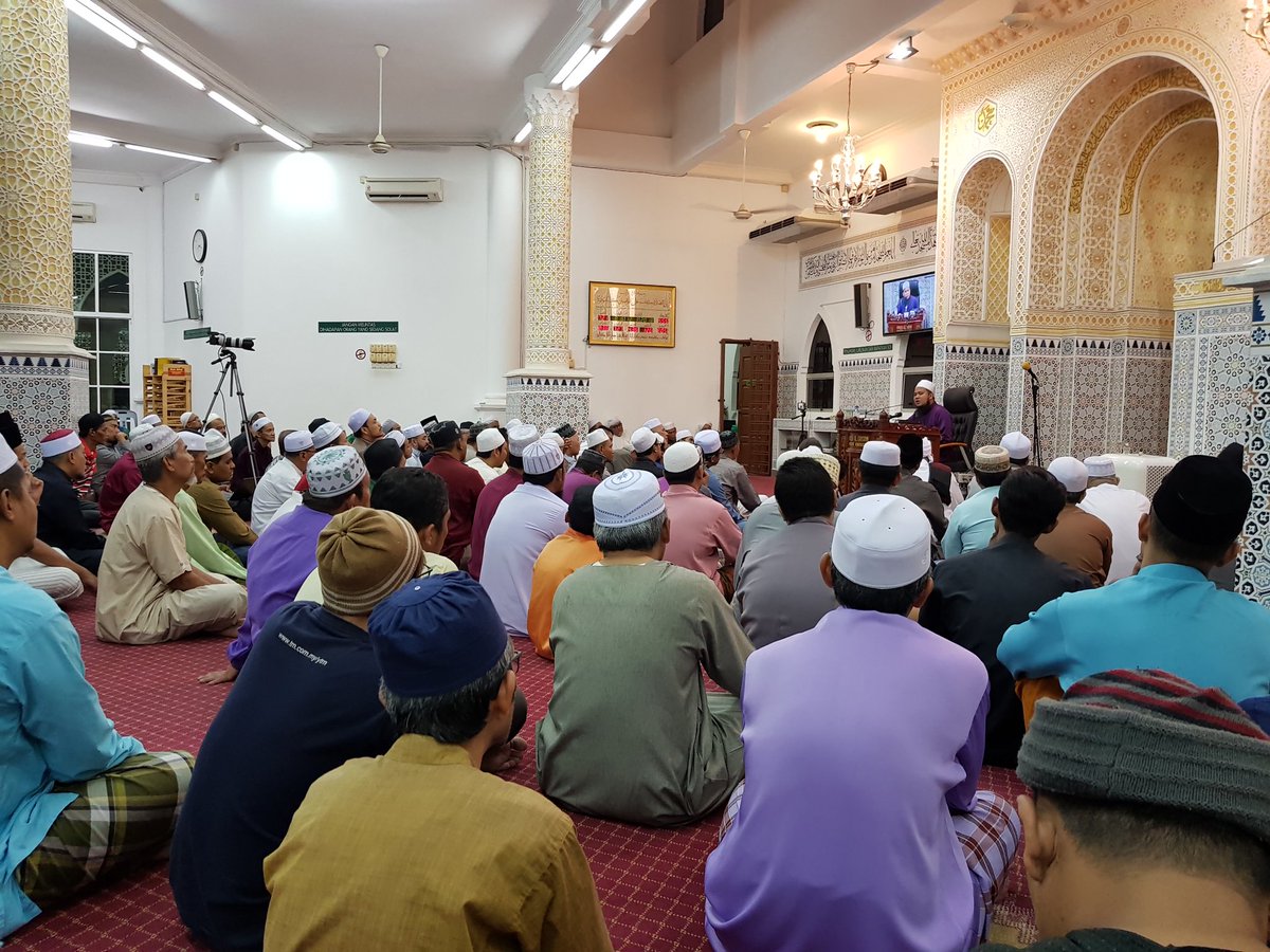 acaiijawa's tweet photo. Tazkirah malam ni, ustaz bagitau keluarga jadi baik kalau kita jaga solat. Sebab dengan solat kita sedang sempurnakan agama kita.

Orang baik-baik ni kena selalu ajak orang lalai dan jahil untuk datang dekat dengan agama. Selebihnya serahkan kepada Allah. https://t.co/9MQEL5DINH