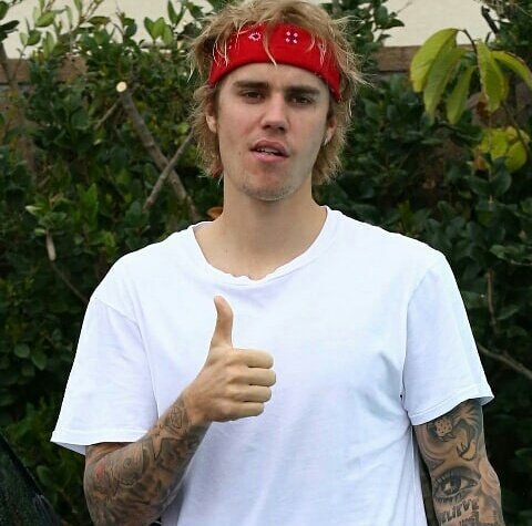anegadobiba's tweet photo. " vem tirar uma foto filho, faz uma pose legal " 
#JFCJustinBieber https://t.co/LKASpwoFyW