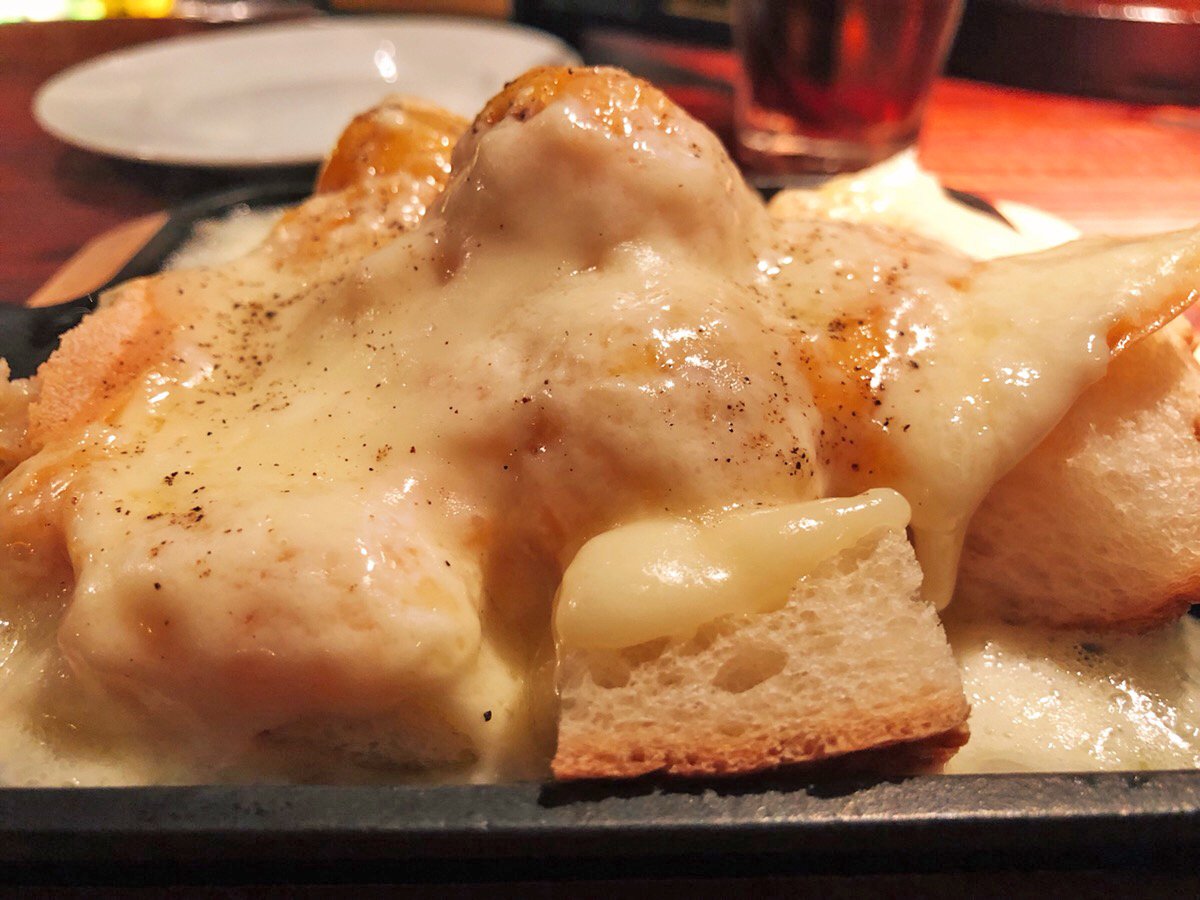 muni_gurume's tweet photo. 【Cheese Bistro Booze Up】
@名古屋 栄

濃厚なチ���ズ料理を心置きなく堪能できるチーズ専門店。
目の前で切り落としてくれるラクレットチーズや、出来立て熱々なチーズリゾットは専門店ならではのクオリティの高さ🎶
チーズ好きにはたまらないお店です✨ https://t.co/ymfSz2FATv