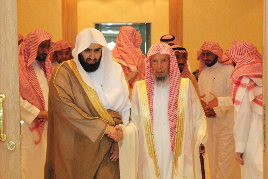 KSA24's tweet photo. توفي اليوم الشيخ منصور المالك رئيس ديوان المظالم السابق حيث كان أول المهنئين للدكتور خالد اليوسف رئيس ديوان المظالم الحالي عند تعيينه مفتخراً به

ماأجمل الوفاء والصدق بين الرجال .. صفاء نفس وقلوب نظيفة رحمه الله واسكنه فسيح جناته https://t.co/2h0hvRhuex