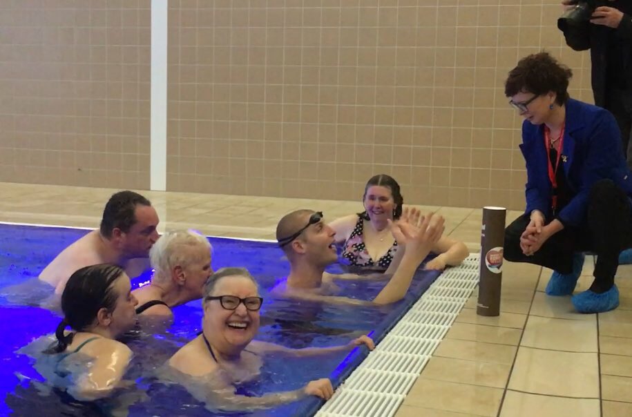 Vanmorgen was het feest in zwembad van #vanboeijen.
Olympisch kampioen <a href="/mvdweijden/">Maarten vd Weijden</a> zwom bij ons om aandacht te vragen voor het mooie werk in de zorg.