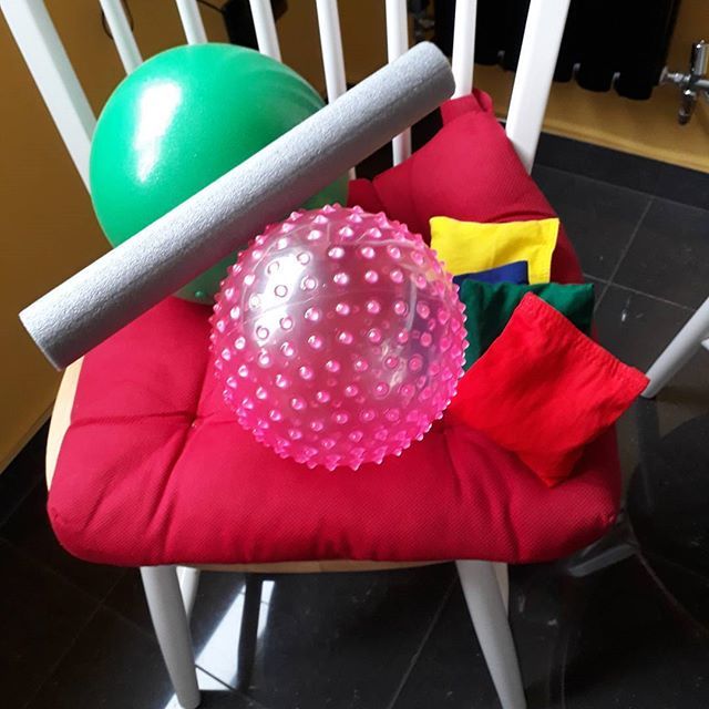 rosefitnotts's tweet photo. Preparation well underway for this weeks FABS exercise class. My collection of props is growing nicely 💛#over60sclub #MoveitorLoseit1 #feelFABS #olderwomen #oldermen https://t.co/YG72YdPZMt https://t.co/eNi9dVWzBh