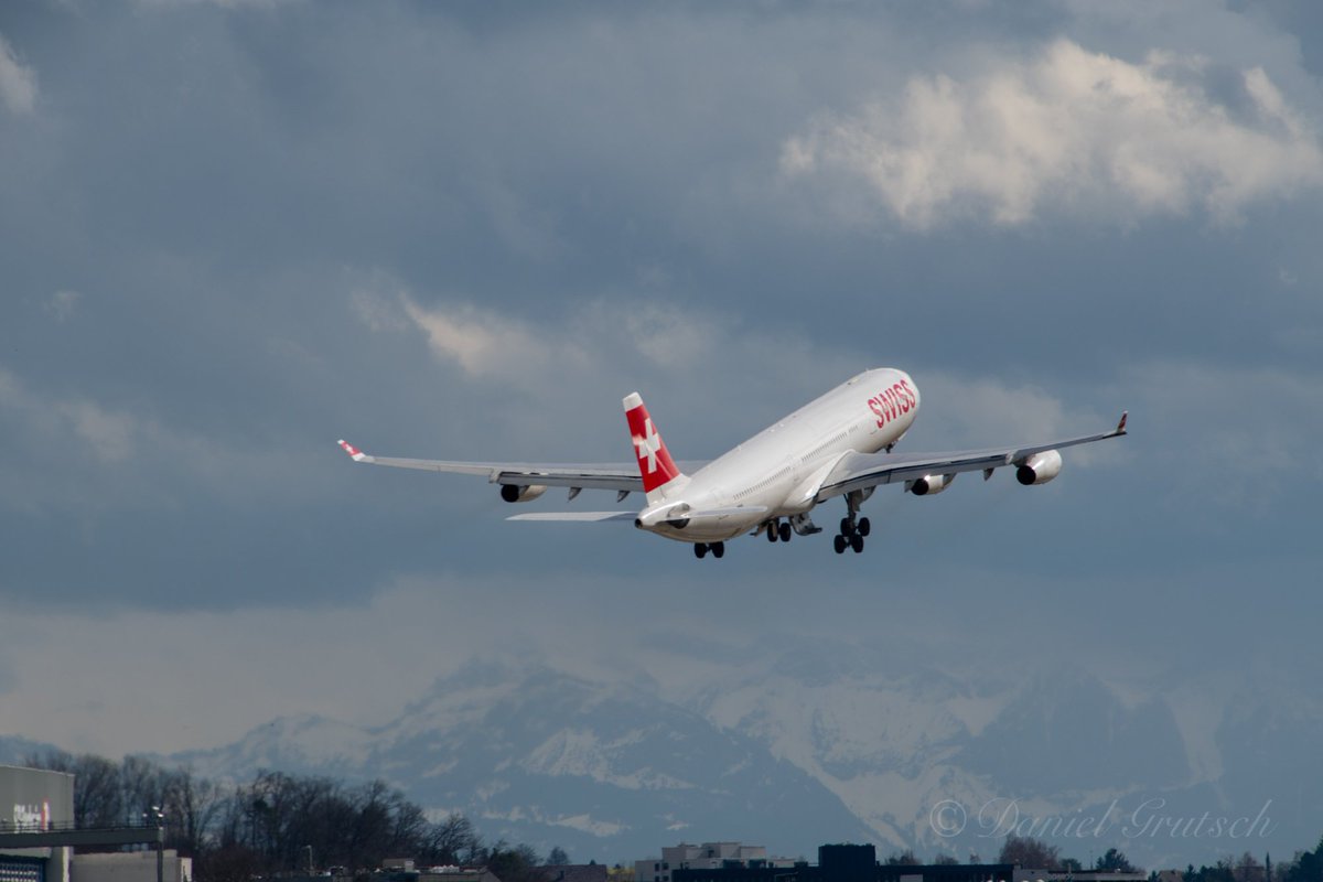dgrutsch's tweet photo. On some days, the limited climb performance of the @Airbus A340-300 is an advantage for the planespotter. This was @FlySWISS HB-JMA departing from @zrh_airport RWY16 for her leg to PVG. #avgeek #planespotting #limitedperformance #mountains https://t.co/eWSuMV8H1S