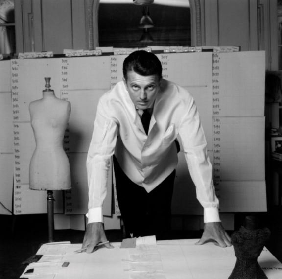 Legendary French fashion designer #HubertdeGivenchy has sadly passed away today at the age of 91. The world of #Hautecouture has lost an icon. #RIP #Givenchy #Fashion #Couture #MondayBlues