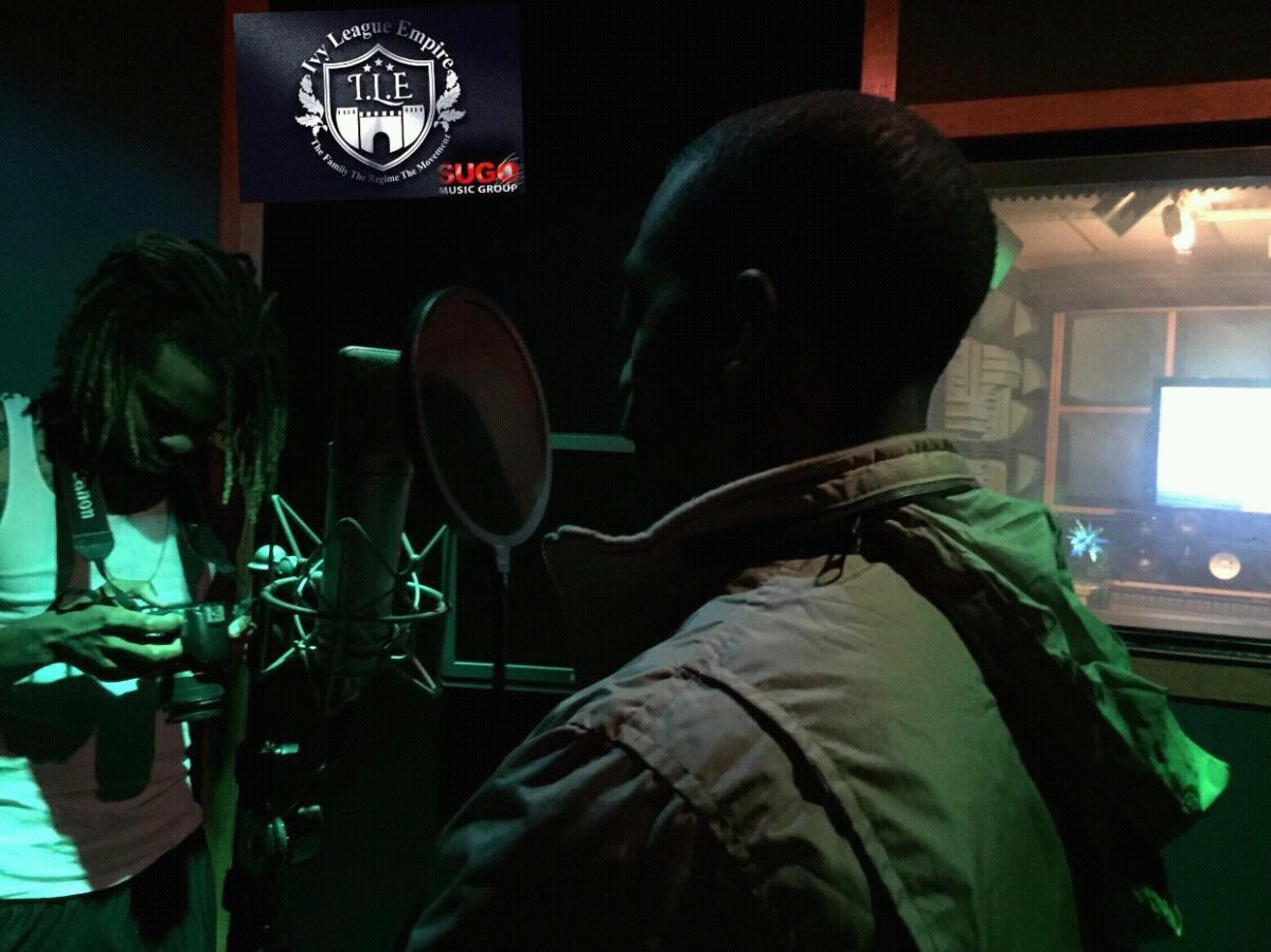 mjay_aka's tweet photo. In the lab coming up with these hits rt check me out yeah we in here fa sho! Its Time to grind!! MJAY and Dub Season of the Bag💰💰💰#Sugo#Sony#FullTimeGrind🎶🎶🎶 https://t.co/zQKr64P5RE
