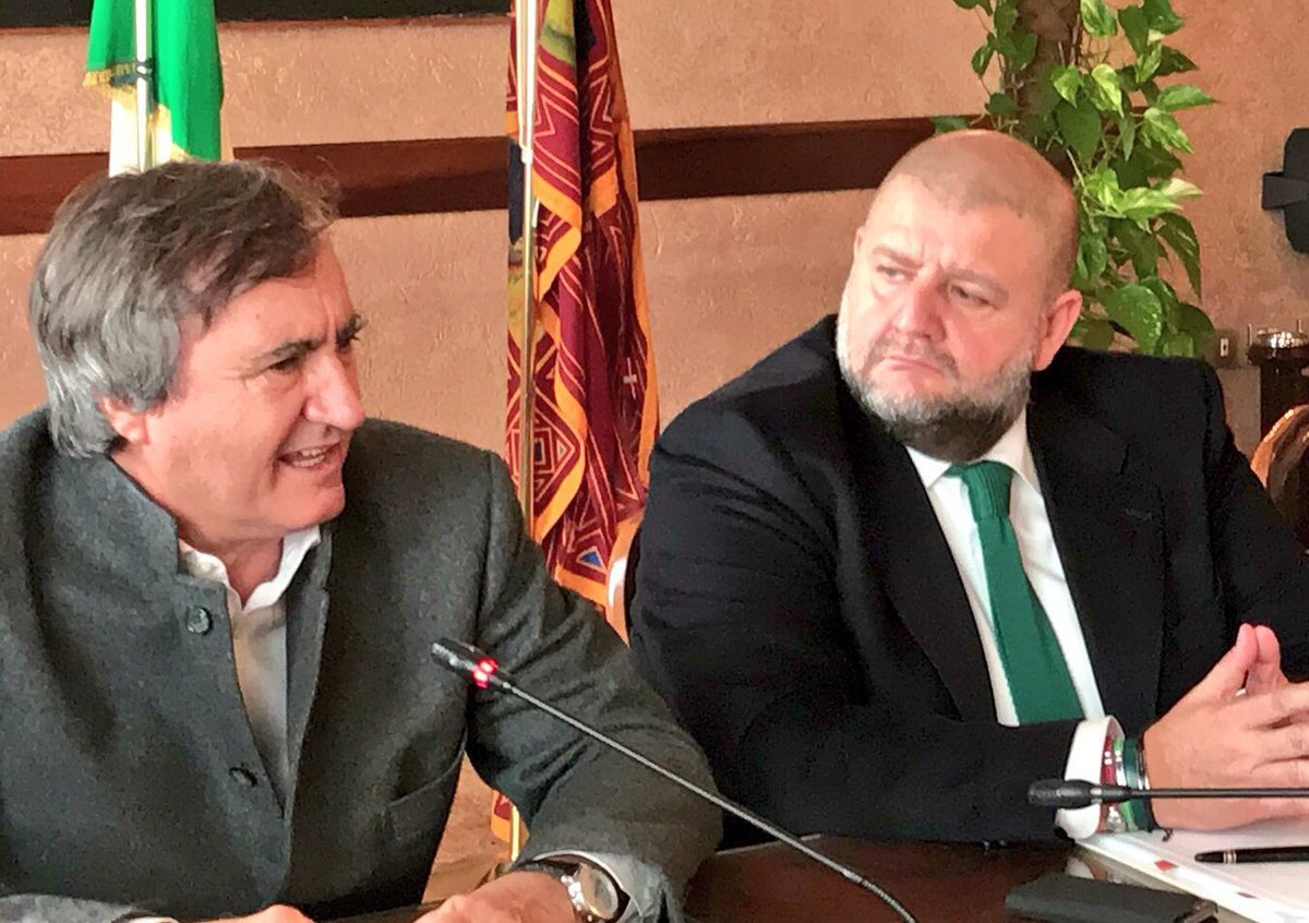 mrpude72's tweet photo. Uno governa l'altro specula e viceversa (invece di allevare  maiali) #5marzo #Elezioni4Marzo2018 #elezionepolitiche2018 #SalviniPremier https://t.co/HvkeAiGkQP