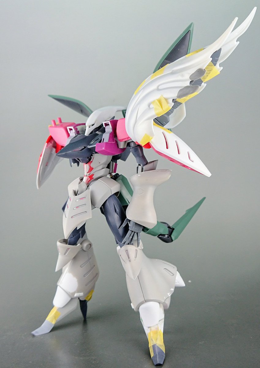 ちょい V Twitter 尻尾に追いやられたファンネルコンテナ とりあえず肩へ 反対側は似た大きさのヴェイガンダムシールド だっけ ファンネルコンテナをパーツ請求で左右揃えたら ファンネル10個あるから 480円 何気に高けー