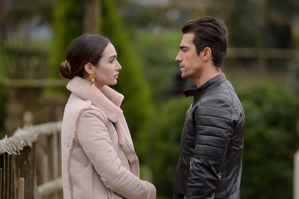 Ферхат турецкий сериал. Асли и ферхат турецкий сериал. Любовь белых все книги. Чёрно-белая любовь сериал ферхат. Черно белая любовь читать.