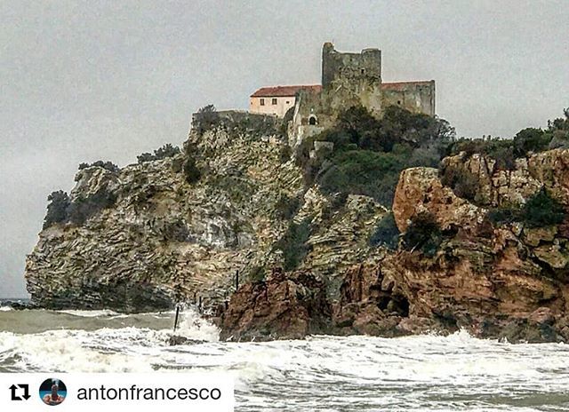 #Repost <a href="/antonfrancesco/">antonfrancesco</a> (<a href="/get_repost/">Repost</a>)
・・・
Il mare infuria, la pioggia non dà tregua, ma il castello del 1100, imponente e fiero, controlla la natura e, tenendola per mano, mantiene il suo rispetto. ⠀
#rocchette #castello #grosseto #castiglionedellapescaia #igers #igersma…
