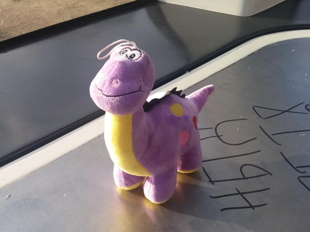 veljkoveseljko's tweet photo. Dinosaurus koji je voleo tramvaje. Neko ga je zaboravio u tramvaju na liniji broj 9. Španac, garažni broj 1522. Trenutno kod Buvljaka, na putu ka Banjici. https://t.co/n6uYbuo2jH