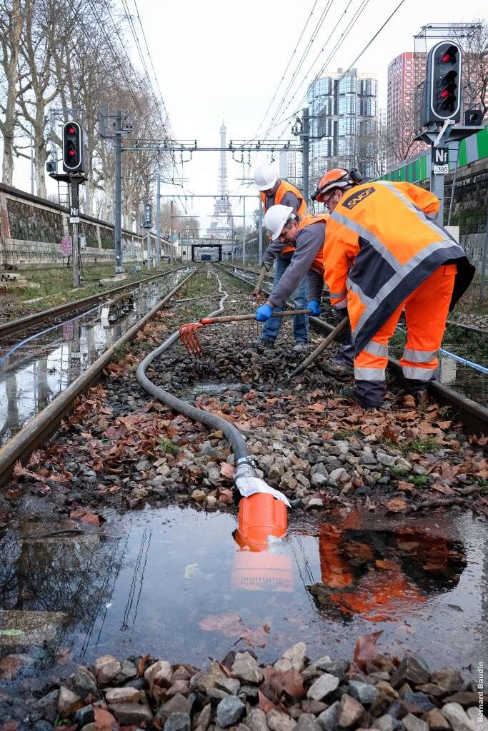 Je suis entré à la SNCF il y a aujourd’hui tout juste 34 ans (et 11 jours). Et je suis toujours émerveillé par la passion qu’ont les cheminots à tout faire pour que nos trains roulent en sécurité et à l’heure (et pour pas trop cher) #JaimeLaSNCF