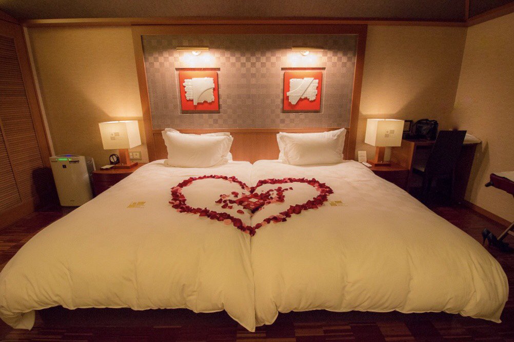 オリエンタルヒルズ沖縄 Flower Bed こちらの写真は 先日お客様が実際にサプライズの為使用したフラワーベッド 夕方 2人はレストランに足を運びました ご夕食後 部屋に戻ると開いていたはずのベッドルームの扉が閉まっていました すると
