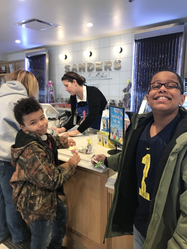 MrsGamble116's tweet photo. Delicious field trip! Learning about Michigan Businesses #sanderscandy @mrsthomas103 @rhayes112 @MichelleBarsh #CSD_AllMeansAll @SandersCandy https://t.co/agX04CZ5CB