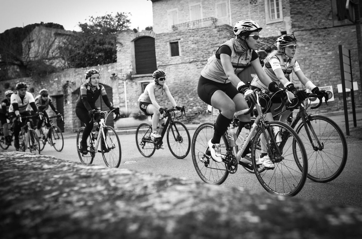 ClubPeloton's tweet photo. Go ladies 🚴🏻‍♀️ go ladies 🚴🏻‍♀️ go ladies 🚴🏻‍♀️ GO! Heading towards Bonnieux on stage 4 #portsmouthroute @lgim #cycletomipim https://t.co/hXp2cU4lva