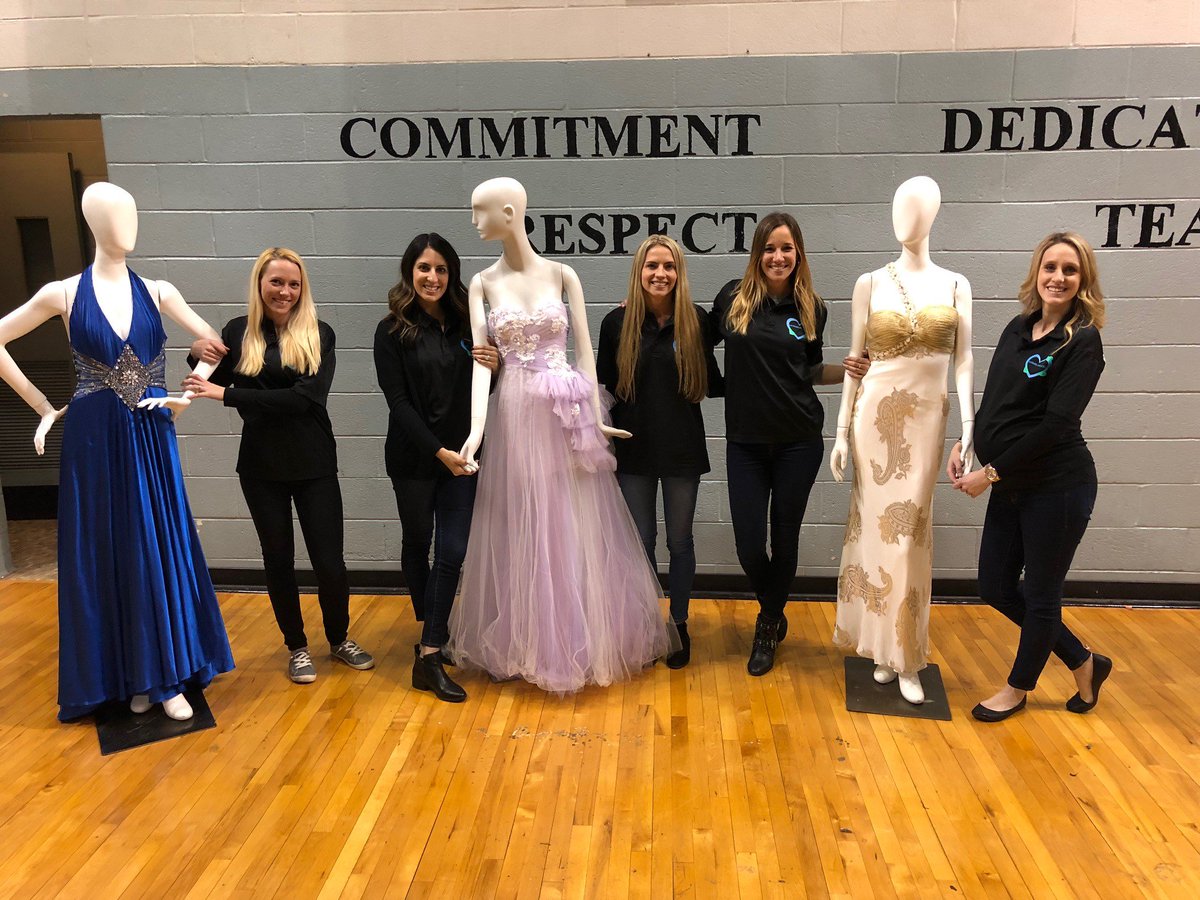 harmelinmedia's tweet photo. This past Tuesday, a group of #HarmelinCares members volunteered at the @PhillyPAL Prom Boutique. We collected donations of new or gently used formal wear, shoes and accessories to outfit young ladies with a dress, accessories and more for their dream night at Prom. https://t.co/xfMgYFRvht