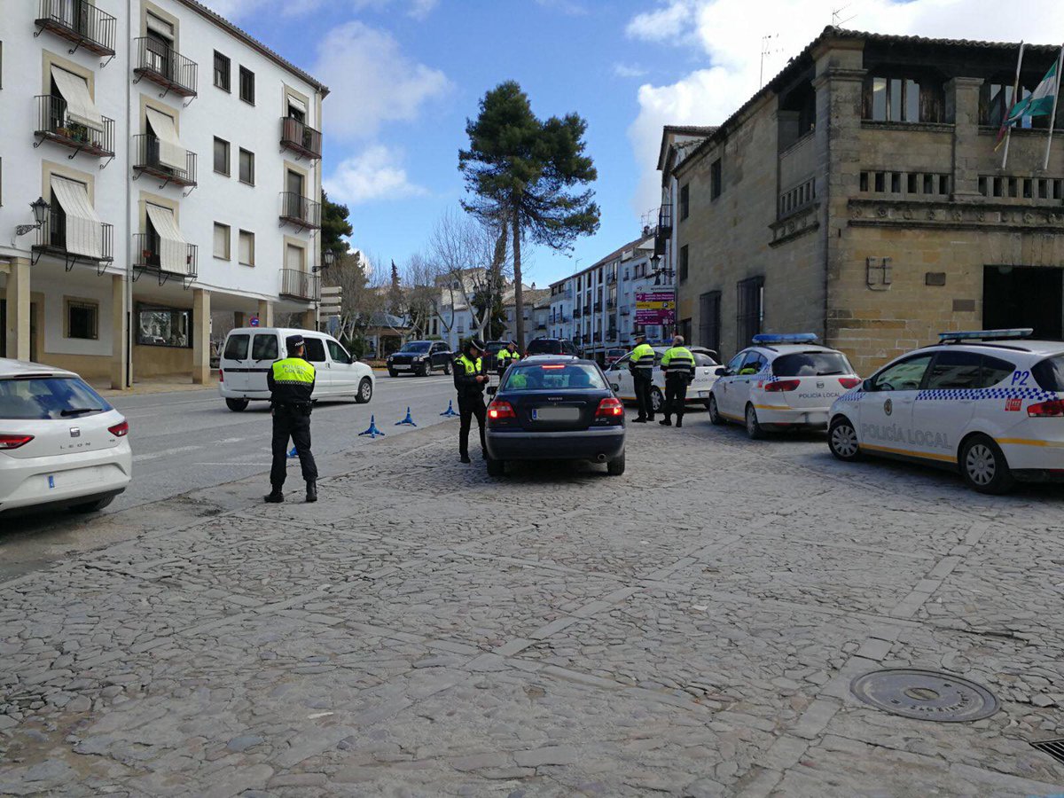 POLILOCALBAEZA's tweet photo. @POLILOCALBAEZA ha realizado controles de tráfico con motivo de la campaña que la DGT sobre vigilancia del uso del cinturón de seguridad y sistemas de retención infantil.
También se ha intervenido una TARJETA DE APARCAMIENTO para personas con movilidad reducida. https://t.co/Wzx42Sl1na