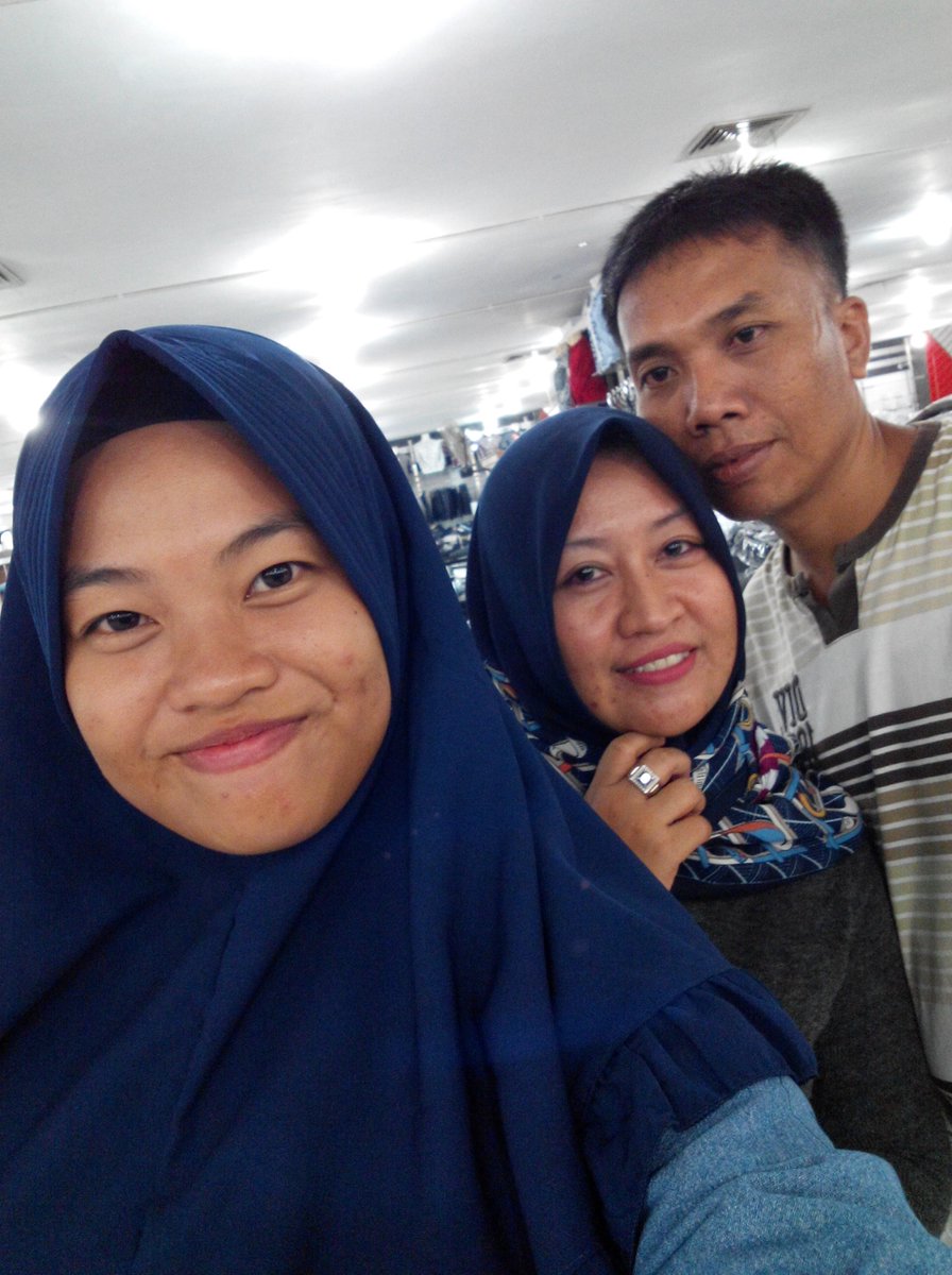 _ika0727's tweet photo. "Ayo foto warae kene wong adoh foto ndek roxy" -Bapak

Sehat-sehat pak, bu. https://t.co/2VGkWwznCw