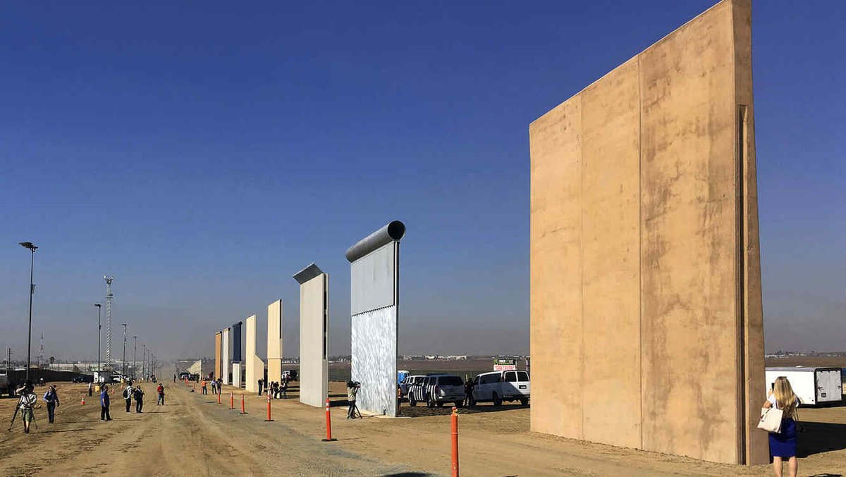 TelemundoEP's tweet photo. Visitas turísticas incluyen los prototipos del muro de Trump. #TelemundoEP #YoSoyT48 #ElPaso
https://t.co/DzWDk7pAw5 https://t.co/VJwAK42ZRk