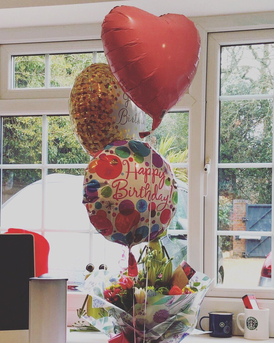 Boxoffrogsltd's tweet photo. Wishing our frog @donnalt1203 a very Hoppy Birthday!!!! 🐸🎉🎁🎈🎊💐
We hope your day is full of love, laughter and cake (and a bit of work unfortunately ☺️)
#teamfrog #birthday #cake https://t.co/gKXdpgahgE