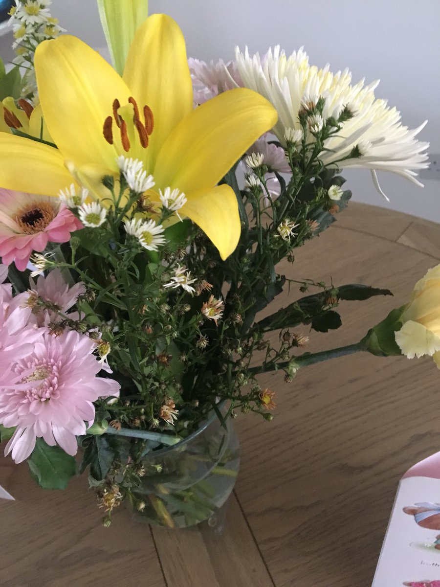 SamKBarker's tweet photo. @Tesco £15 bunch of flowers brought for my mum on Saturday afternoon they’re already dead/dying! Shambles 🙄 https://t.co/nKHXbvONhB