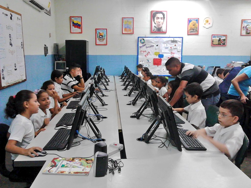 FundabitBnas_Mb's tweet image. #12Mar Estudiantes de 3ro B - ENB José Vicente Unda afianzan conocimientos de multiplicación y división haciendo uso de #TuxMath #TIC #AsiSeTrabajaConFundabit