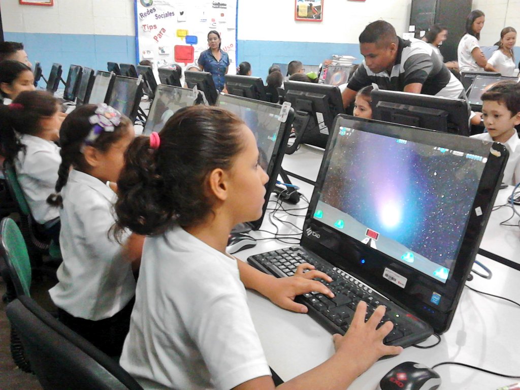 FundabitBnas_Mb's tweet image. #12Mar Estudiantes de 3ro B - ENB José Vicente Unda afianzan conocimientos de multiplicación y división haciendo uso de #TuxMath #TIC #AsiSeTrabajaConFundabit