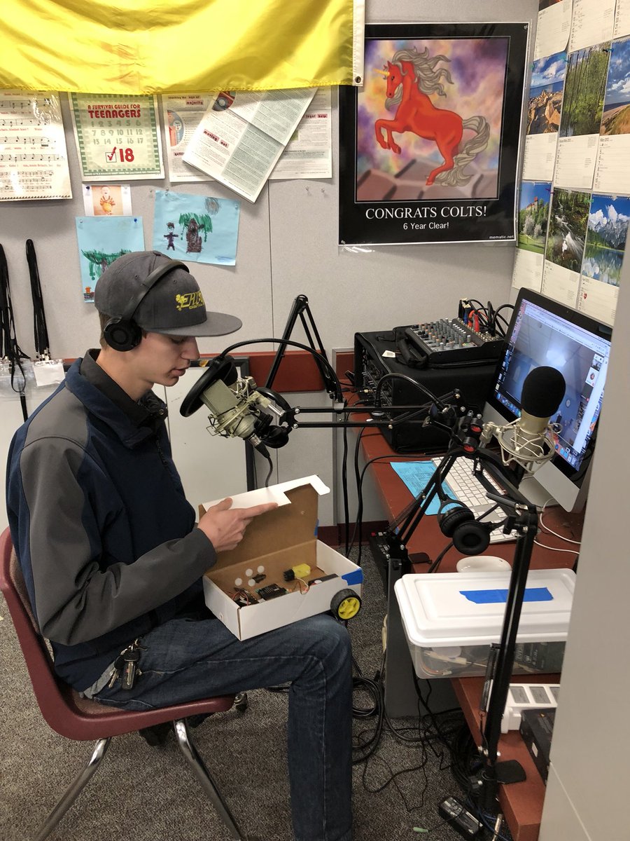 herrplatt's tweet image. @hyperduino @rogerwagner @BaynesHeidi @deniseleonard Joey working with Ss over GHO on coding and building a smart car w/ @microbit_edu #MakerBit