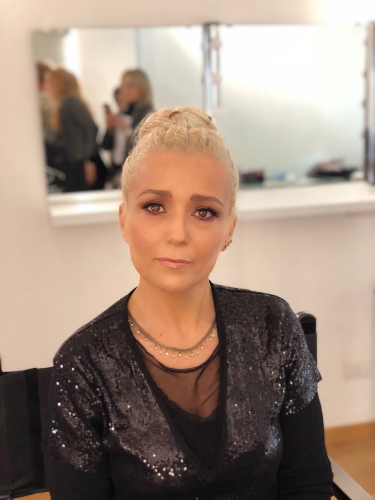 Robinfacemaker's tweet photo. #robinmakeupacademy mood celebrity make up by Robin https://t.co/gYT8dVc7tV