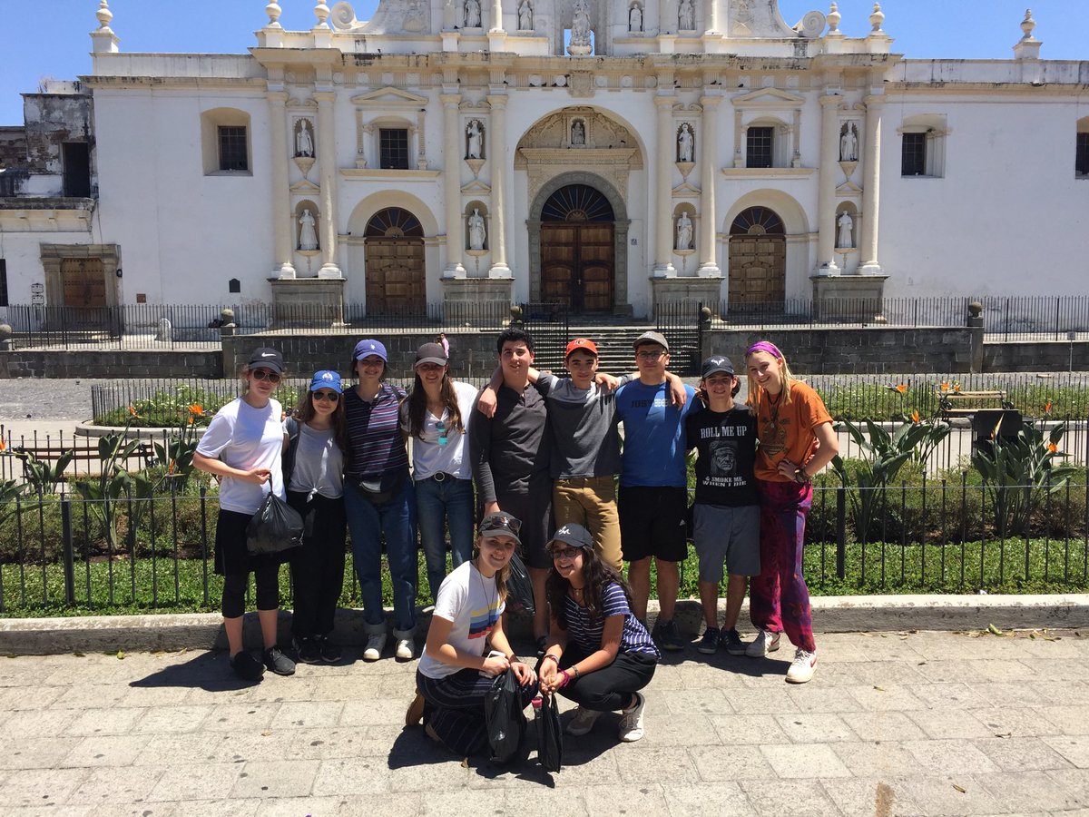 After 75 minutes ‘exploring’ in our groups we met back at the Central Plaza - not surprising to have a Church in the background. It is ‘muy caliente’ today - which basically means SPF 100+ will not do!  Lunch now then more ‘exploring’ (code for shopping...I can’t take it...aiya!)