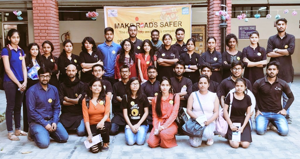 ankitalok786's tweet photo. @AsmitaTheatre presented #Streetplay #RoadSafety written and dir by- @ArvindGaur at- #InstituteOfHomeEconomics , University of Delhi
#ArvindGaur #Asmitatheatre #MakeRoadSafer #DelhiUniversity https://t.co/SEIG3tHsFg