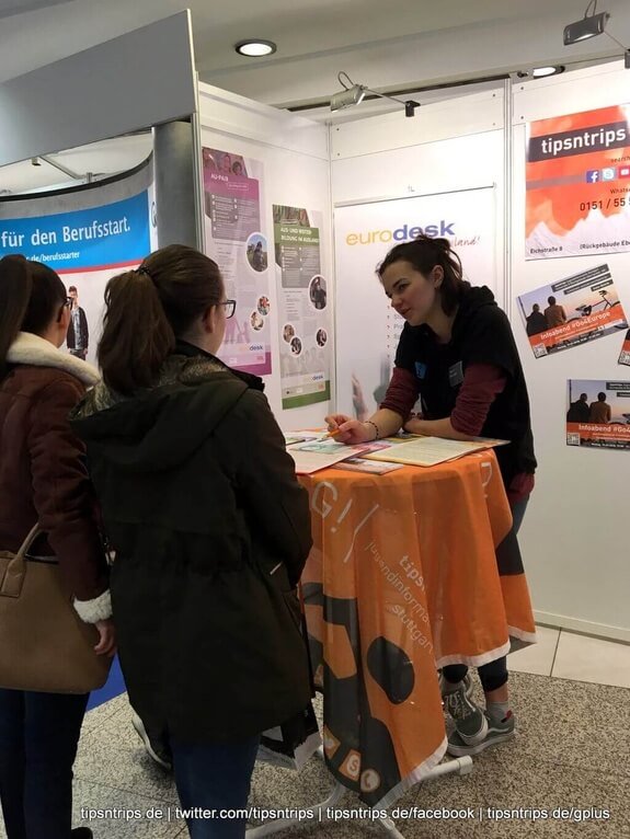jugendagentur's tweet photo. Insgesamt 4.400 Besucher_innen waren bei der Stuzubi - Karrieremesse am vergangenen Samstag in der Liederhalle.
#tipsntrips/ #Eurodesk #Stuttgart war an Messestand Nr. 3 vor Ort und informierte sehr erfolgreich rund um das Thema #Auslandsaufenthalte. https://t.co/uYWSgmjlCJ