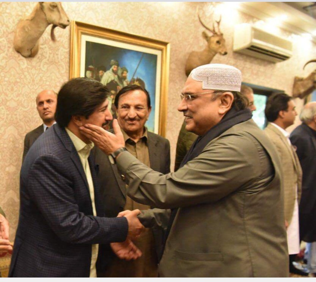 HabibHussainTh1's tweet photo. اکثریت والے اقتدار میں ہوتے ہوئے بھی سینٹ میں امامِ سیاست مرد حر آصف علی زرداری سے مات کھا گئے ایوان مین جیئے بھٹو ایک زرداری سب پے بھاری کے نعرے
🇱🇾🇱🇾🇱🇾✌✌✌ https://t.co/wVD40byTwl