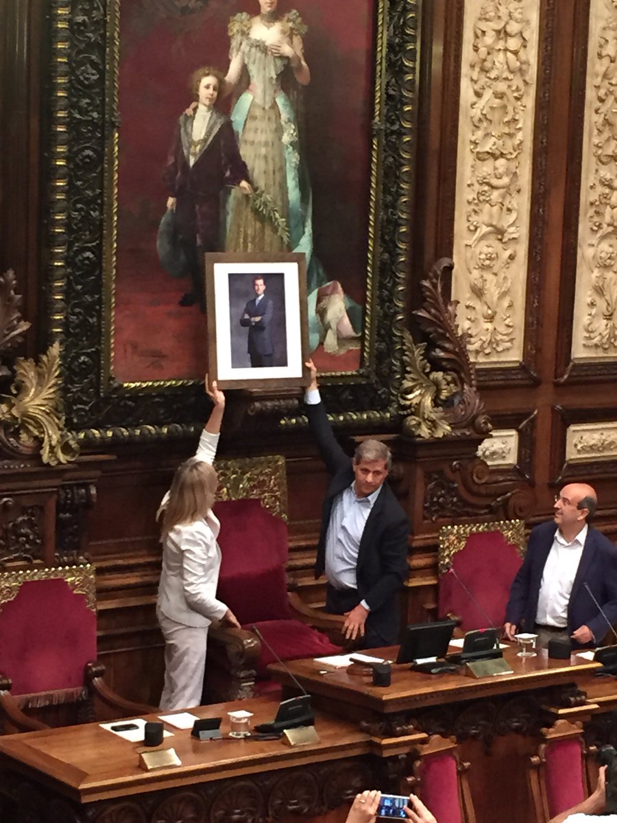 🔵<a href="/AdaColau/">Ada Colau 💜🌈🔻</a> debe cumplir la ley y las sentencias judiciales y reponer la imagen del Rey en el salón de plenos de <a href="/bcn_ajuntament/">Ajuntament de Barcelona</a>