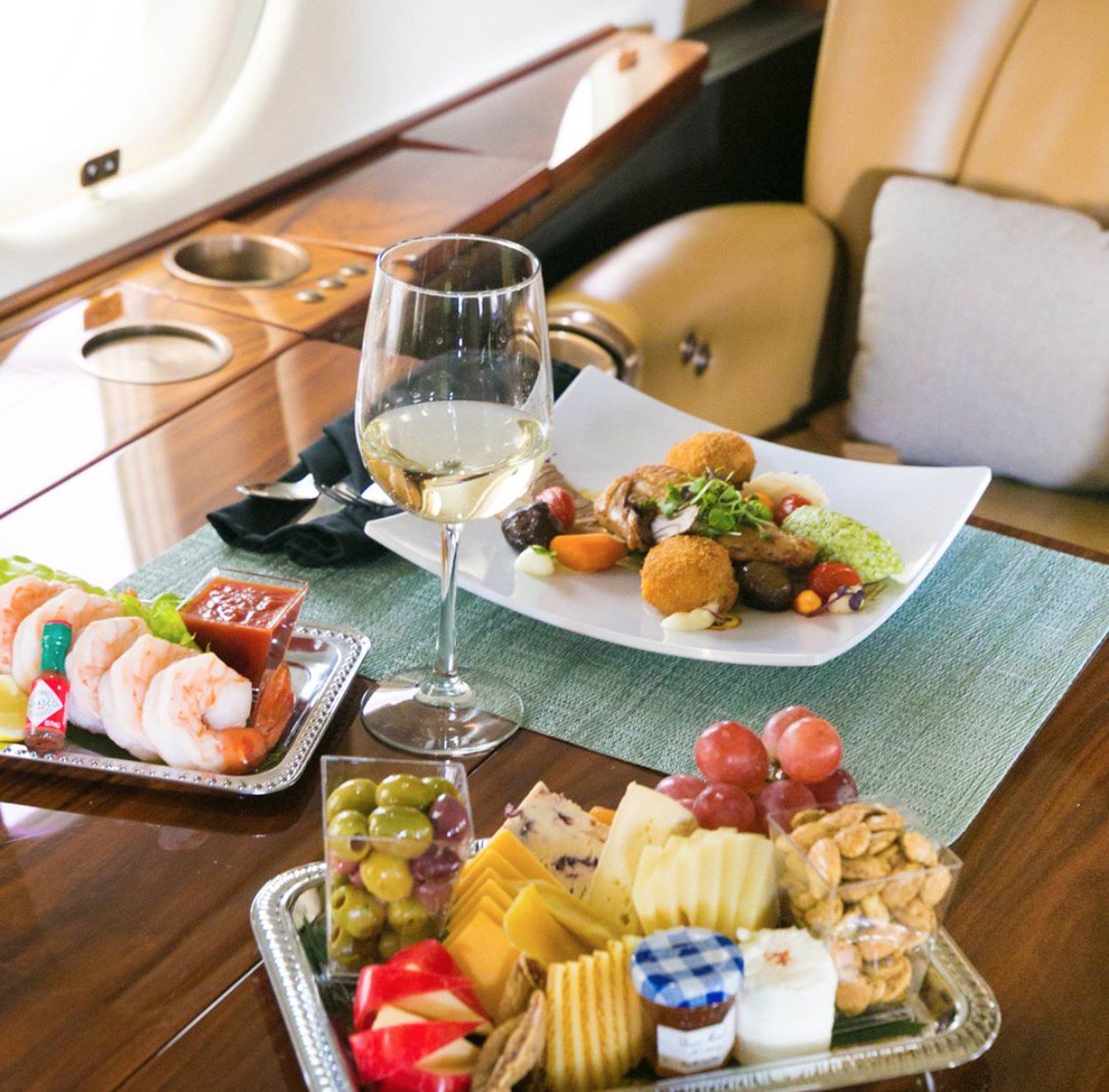 turnberryocean's tweet image. Fontainebleau Aviation will provide lavish bites that will keep you flying famously. #flyfamously
